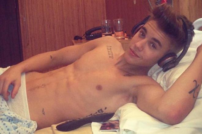 Justin Bieber posta foto segurando volumão