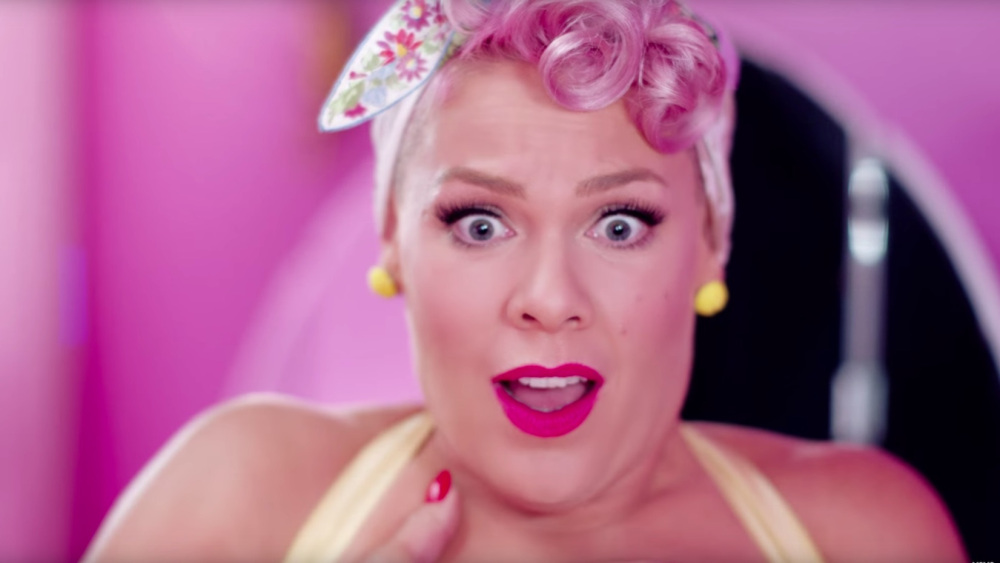 P!nk lança novo clipe multicolorido com Channing Tatum