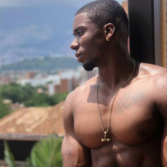 Tairon Tucke quer que seu corpo seja adorado no Flirt4Free