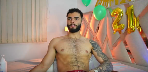 Comemore com o gostoso do Malik Lee!