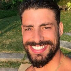 De cueca, Cauã Reymond exibe corpo musculoso e sobe o clima